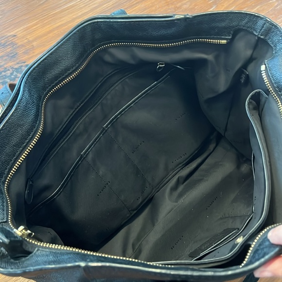 Coach vintage large leather purse with clasp. Comes with dust bag. - Picture 6 of 13